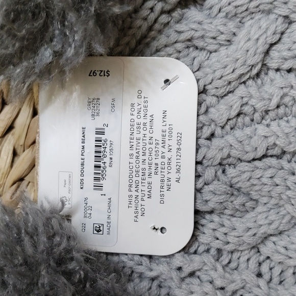 🤗 Kids Double Pom Beanie - Picture 3 of 6